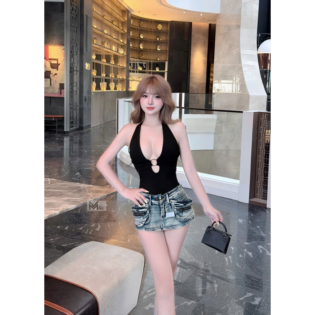 Áo cổ yếm khoét sâu đính tag ngực