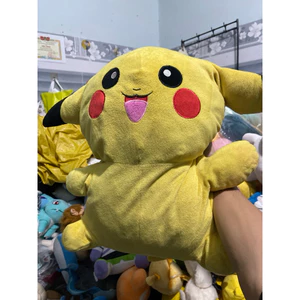 Gấu 2hand Thú nhồi bông Pikachu này có thiết kế hình vuông đặc trưng và khuôn mặt cười rạng rỡ.