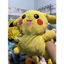 Gấu 2hand Thú nhồi bông Pikachu này có thiết kế hình vuông đặc trưng và khuôn mặt cười rạng rỡ.