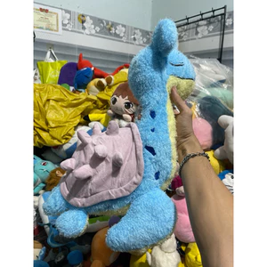 Gấu 2hand thú bông Pokemon Lapras, nổi bật với biểu cảm nhắm mắt thư giãn.