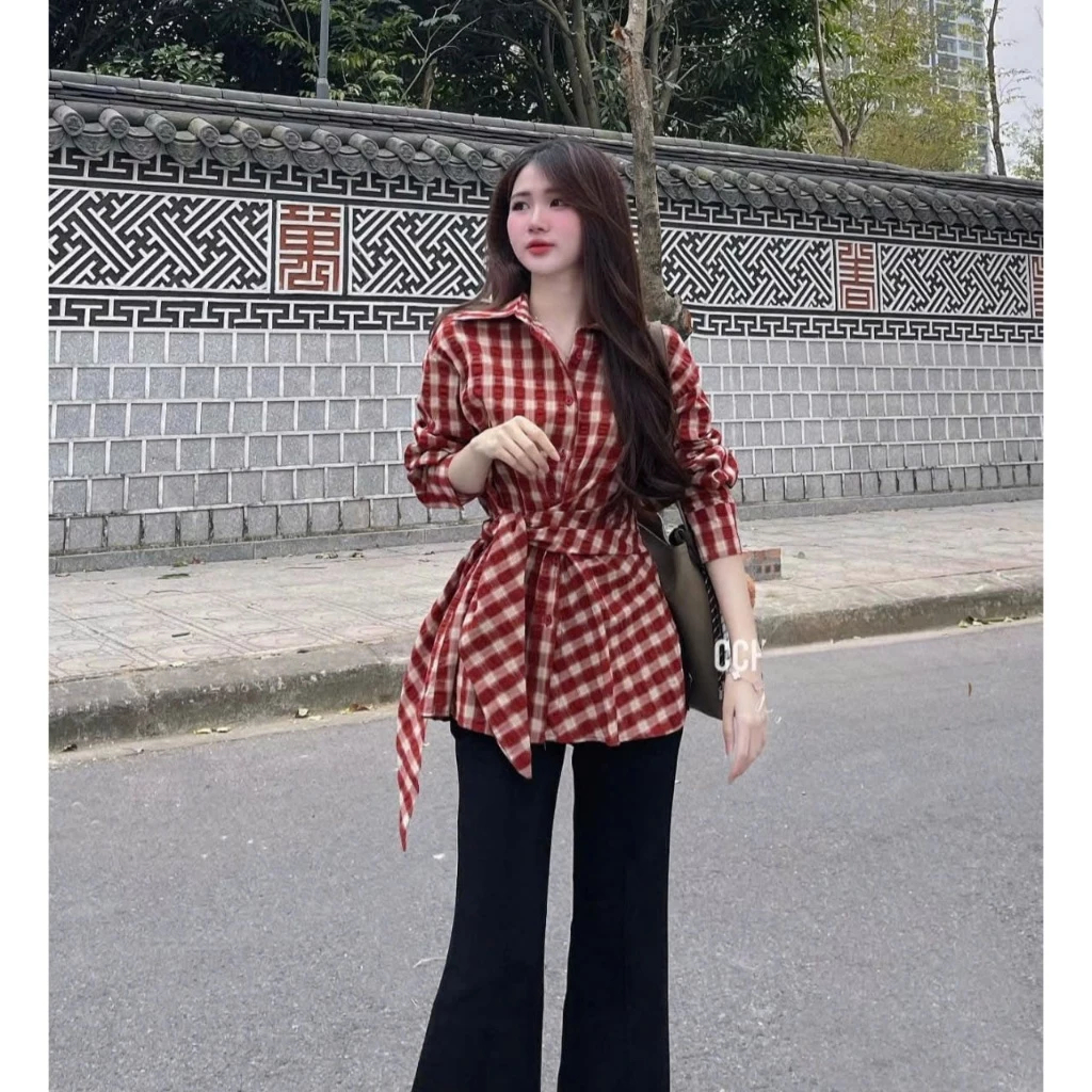 Áo sơ mi nữ kẻ caro đỏ thắt nơ eo buộc dây trước dáng dài tay phồng công sở dạo phố siêu xinh HCOM25109