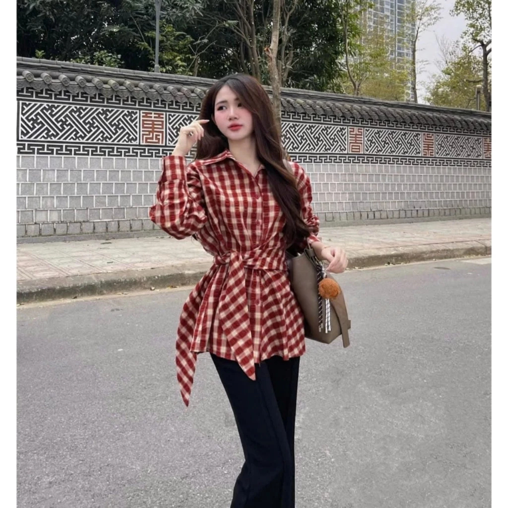 Áo sơ mi nữ kẻ caro đỏ thắt nơ eo buộc dây trước dáng dài tay phồng công sở dạo phố siêu xinh HCOM25109