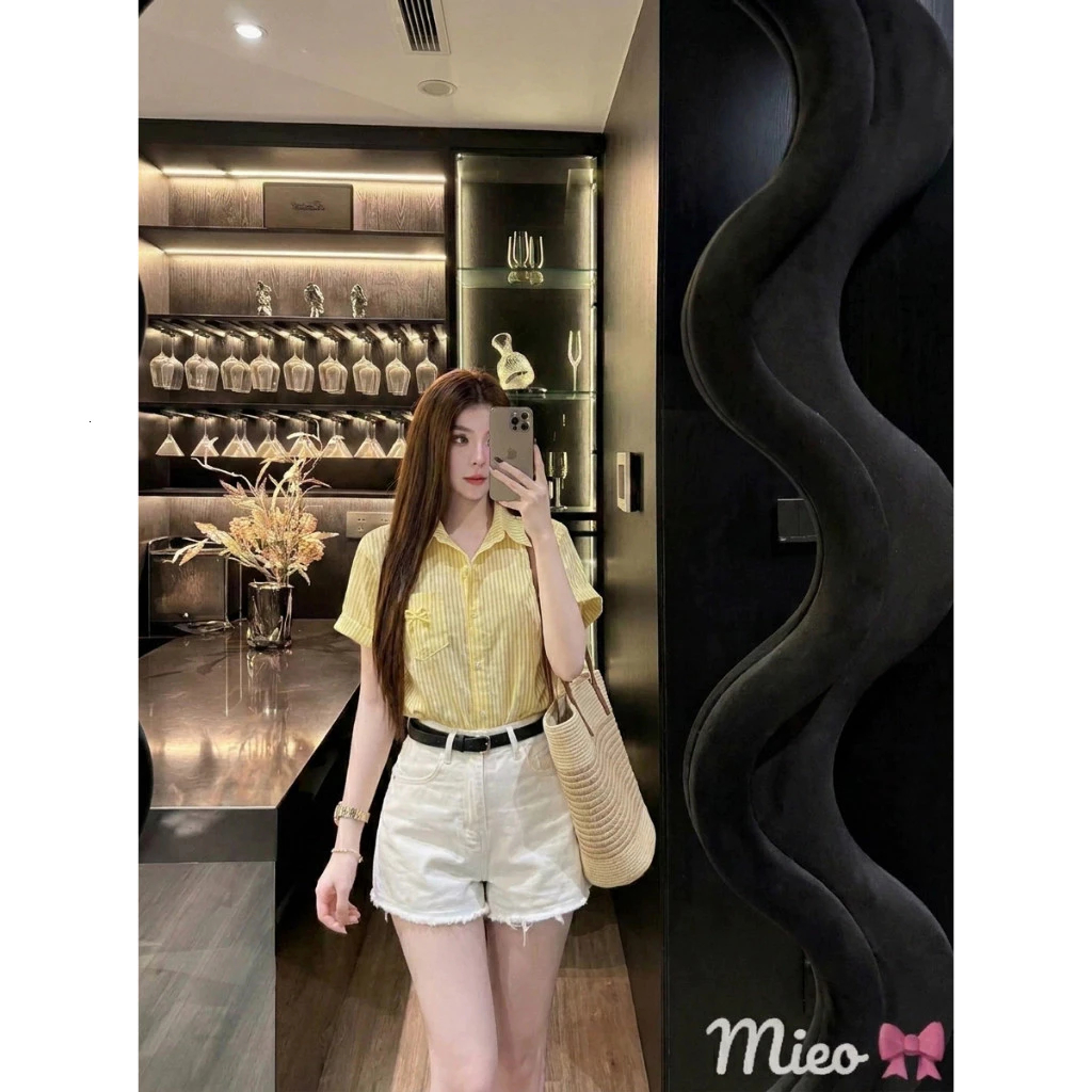 Áo sơ mi nữ kẻ sọc vàng cộc tay thêu nơ túi ngực phong cách Hàn Quốc dạo phố hè năng động HCOM25895