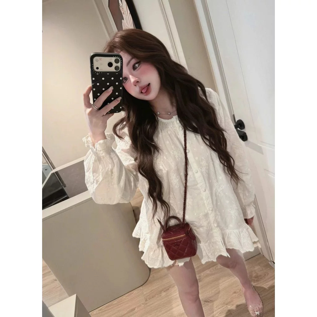 Áo kiểu nữ tay dài dáng babydoll thêu hoa đục lỗ màu trắng tiểu thư giấu quần Hàn Quốc mới HCOM27057