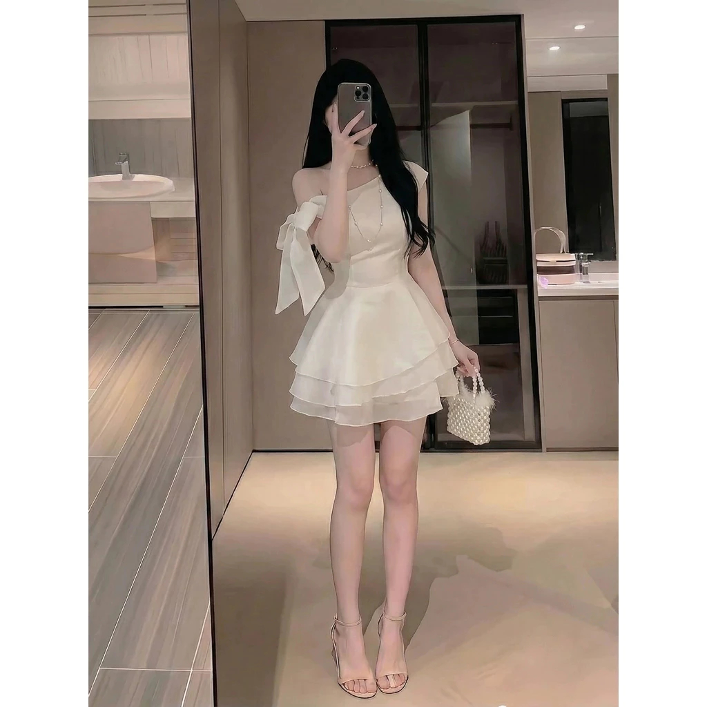 Váy trễ vai lệch một bên màu trắng đầm kiểu đi tiệc sinh nhật tinh khôi bồng bềnh hot trend HCOM25853