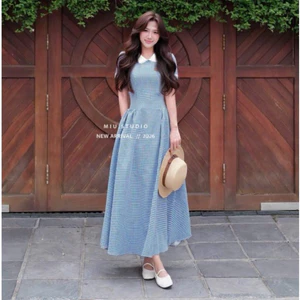 Đầm thiết kế kẻ xanh dáng A dài xoè pha cổ sen sang chảnh, Váy midi nữ cộc tay thiết kế chiết eo tôn dáng thanh lịch