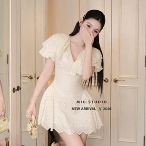MIU.STUDIO •”Mida dress” Váy thô boi dáng ngắn cổ V phối ren bèo tầng cao cấp, Đầm xoè tay bồng thêu hoa ren sang chảnh