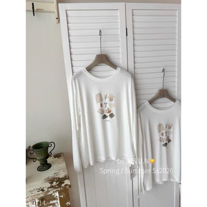 Áo thun dài tay trắng hình