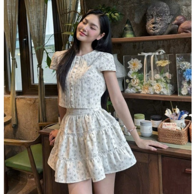Set bộ hoa nhí 2 món : Áo kiểu nữ tay ngắn dập ly đính khuy bọc kèm chân váy ngắn xoè tầng phối ren style vintage tiểu