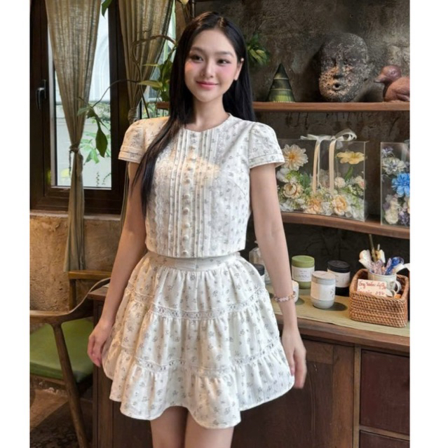 Set bộ hoa nhí 2 món : Áo kiểu nữ tay ngắn dập ly đính khuy bọc kèm chân váy ngắn xoè tầng phối ren style vintage tiểu