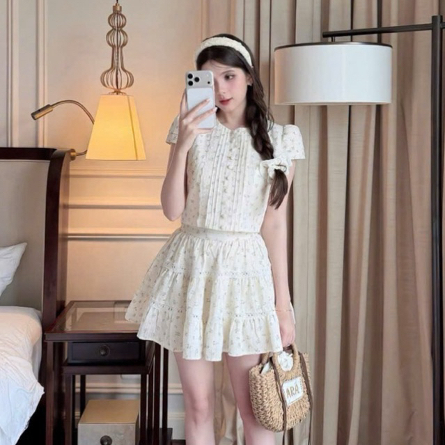 Set bộ hoa nhí 2 món : Áo kiểu nữ tay ngắn dập ly đính khuy bọc kèm chân váy ngắn xoè tầng phối ren style vintage tiểu
