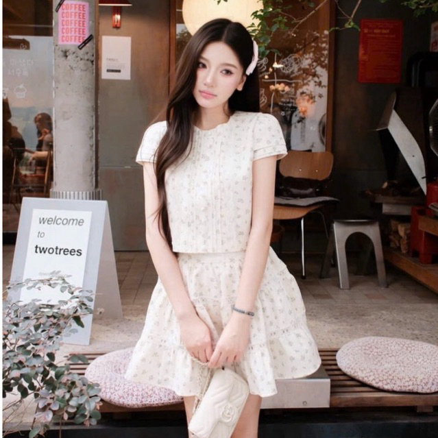 Set bộ hoa nhí 2 món : Áo kiểu nữ tay ngắn dập ly đính khuy bọc kèm chân váy ngắn xoè tầng phối ren style vintage tiểu