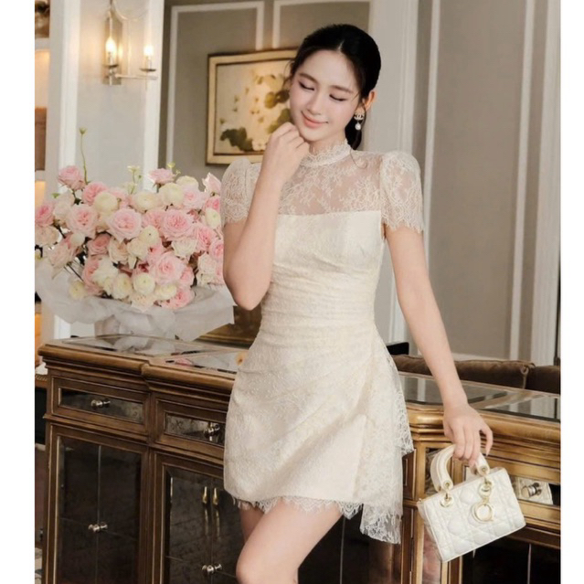 MIU.STUDIO • Đầm tiểu thư dáng A tay bồng phối ren cao cấp, Váy ren trắng cổ cao phối tà eo thanh lịch sang chảnh