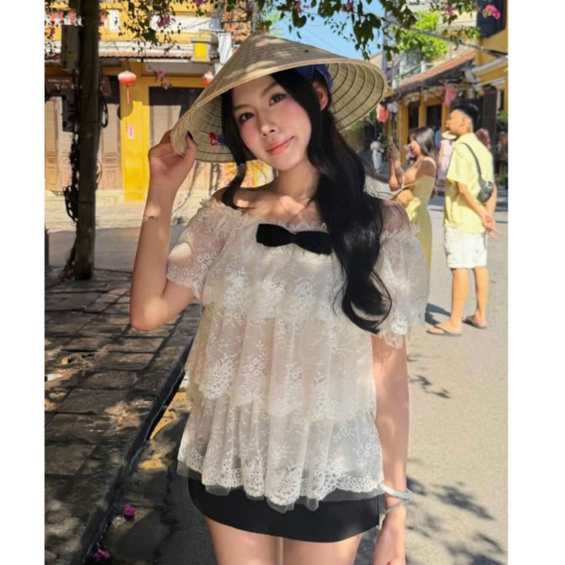 “Mila Top” Áo trễ vai ren hoa nhiều tầng phối nơ tiểu thư , Áo hở vai bèo tầng phong cách tiểu thư Hàn Quốc dễ mix đồ