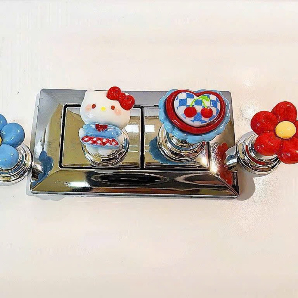 Set 4 nút nhấn bồn cầu hình hoa hello kitty tiện lợi