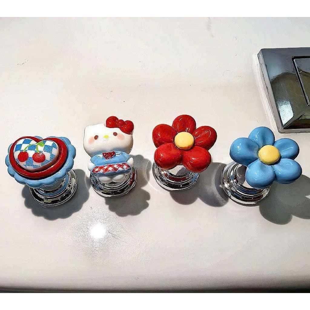 Set 4 nút nhấn bồn cầu hình hoa hello kitty tiện lợi
