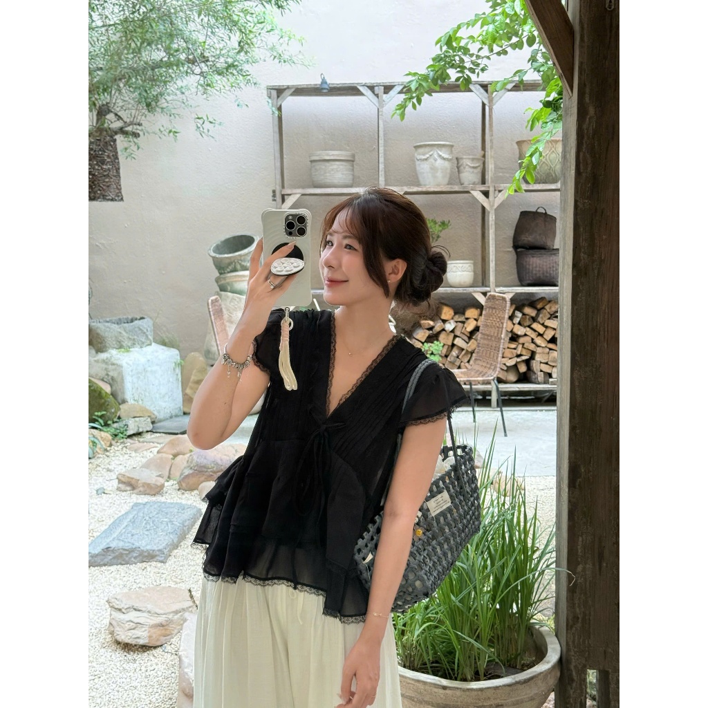 Kane Top (TSW) Áo voan xếp tầng phối viền ren cổ V buộc nơ Nữ the.sweaterweather