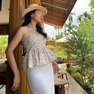 Set Áo Ống Hoa Vintage & Chân Váy Dài Trắng – Outfit Tiểu Thư Thanh Lịch