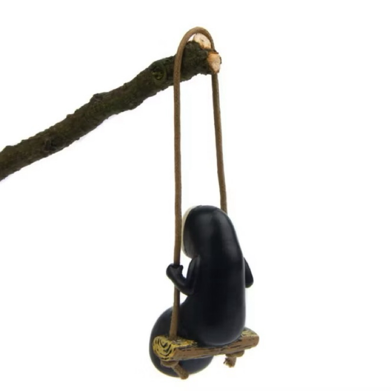 Mô hình Vô Diện ngồi chơi trên dây xích đu trang trí treo gương xe hơi, tiểu cảnh, móc chìa khóa, DIY