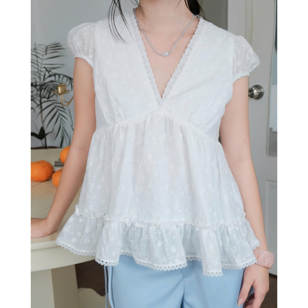 SECODEE Áo Babydoll Cổ Tim Viền Ren Hoa NEGOK Áo Kiểu Phối Bèo Tầng Xinh Xắn FSBA2605040