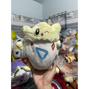 Gấu 2hand Thú bông Pokemon Togepi này có kích thước khoảng 20-21cm và nổi bật với kiểu nháy mắt đáng yêu.