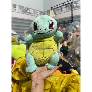 Gấu 2hand thú bông Pokémon Rùa Kini (Squirtle) với lớp vỏ màu vàng nổi bật.