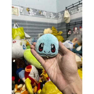 Gấu 2hand gấu bông hình khuôn mặt nhân vật Pokémon Squirtle với đôi mắt đỏ đặc trưng