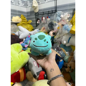 Gấu 2hand Thú nhồi bông Ditto giả dạng Bulbasaur với thiết kế đặc trưng của Ditto với đôi mắt híp đặc trưng