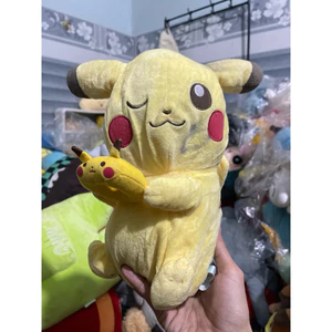 Gấu 2hand Gấu bông Pikachu có thiết kế đặc trưng với một chiếc bánh mochi nhỏ trên tay