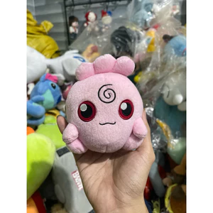 Gấu 2hand gấu bông Pokémon Igglybuff nổi bật với cơ thể màu hồng hình quả bóng và đôi mắt đỏ lớn.