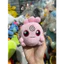 Gấu 2hand gấu bông Pokémon Igglybuff nổi bật với cơ thể màu hồng hình quả bóng và đôi mắt đỏ lớn.