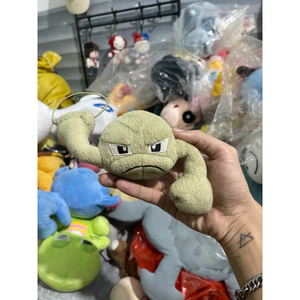 Gấu 2hand nhồi bông nhân vật Pokémon Geodude đặc điểm nhận dạng là thân hình bằng đá màu xám nhạt và đôi tay cơ bắp.