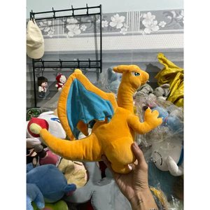 Gấu 2hand Gấu bông Pokemon Charizard này có thiết kế màu cam nổi bật với đôi cánh màu xanh lam đặc trưng.