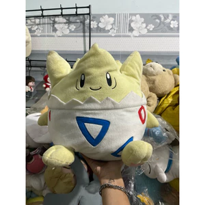 Gấu 2hand Thú nhồi bông Pokémon Togepi này nổi bật với vẻ ngoài giống quả trứng và các họa tiết tam giác màu xanh dương.