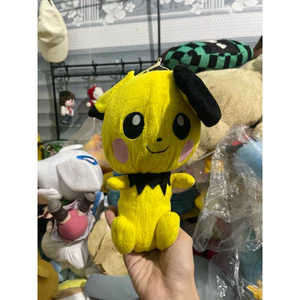 Gấu 2hand gấu bông nhân vật Pichu trong loạt phim Pokémon, có phần đầu lớn màu vàng đặc trưng và đôi tai đen.