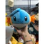 Gấu 2hand gấu bông Pokémon Mudkip với màu xanh dương đặc trưng và đôi vây màu cam.
