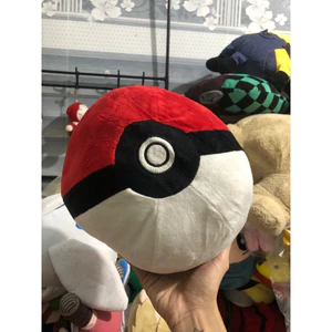 Gấu 2hand búp bê nhồi bông hình Poké Ball có thiết kế mềm mại với biểu tượng nút bấm đặc trưng ở trung tâm.