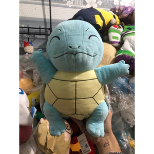 Gấu 2hand gấu bông nhân vật Pokémon Squirtle, nổi bật với biểu cảm gương mặt đang cười nhắm mắt.