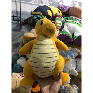 Gấu 2hand Thú nhồi bông Dragonite này có các chi tiết đặc trưng như cặp râu dài và đôi cánh nhỏ màu xanh dương.