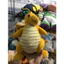 Gấu 2hand Thú nhồi bông Dragonite này có các chi tiết đặc trưng như cặp râu dài và đôi cánh nhỏ màu xanh dương.