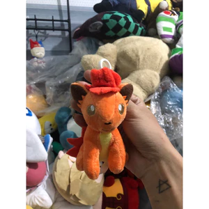 Gấu 2hand Móc khóa gấu bông Vulpix Pokémon nhỏ màu cam với chiếc mũ màu đỏ.