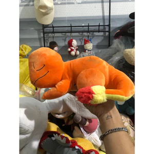 Gấu 2hand thú bông Pokemon Charmander đang ngủ với chi tiết đuôi lửa đặc trưng.