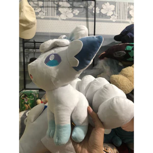 Gấu 2hand Gấu bông này là Pokemon Vulpix dạng Alola với màu trắng chủ đạo và các chi tiết màu xanh dương.