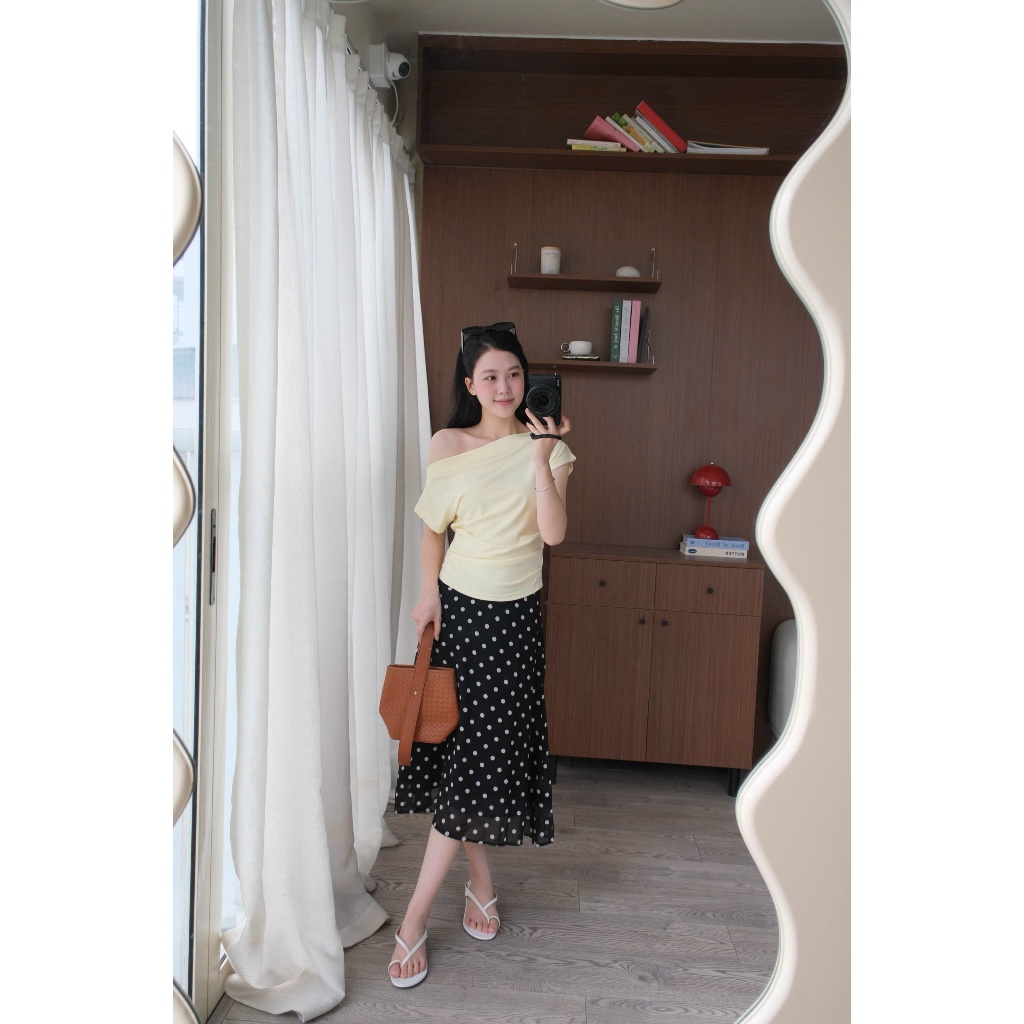 Dana Top (TSW) Áo thun trễ vai nhún bên basic Nữ the.sweaterweather