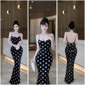 Đầm 2 dây đen chấm bi dáng dài khoét sau ở lưng cột nơ có mút,chất thun Ladong