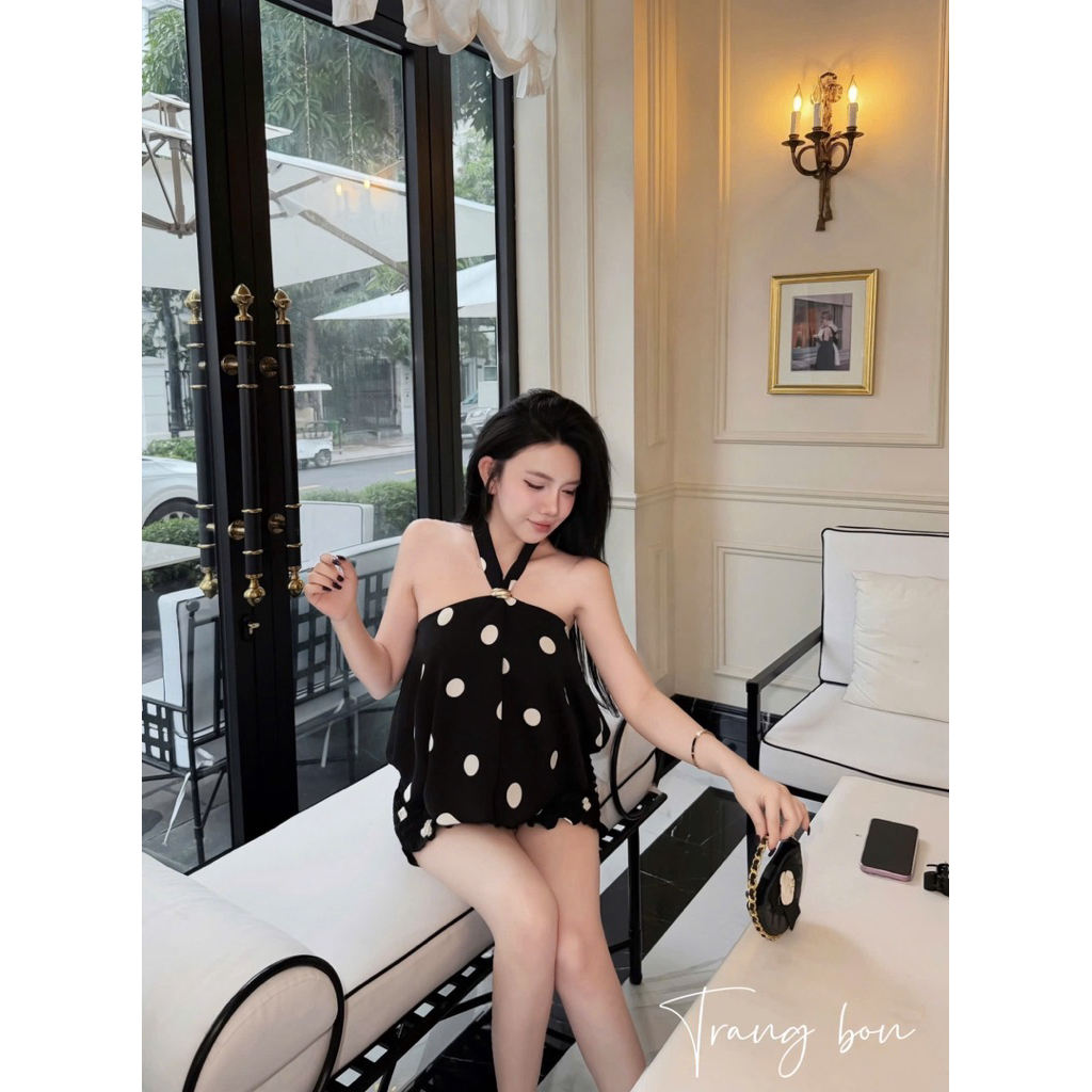 Váy cổ yếm chấm bi đính tag phối chun