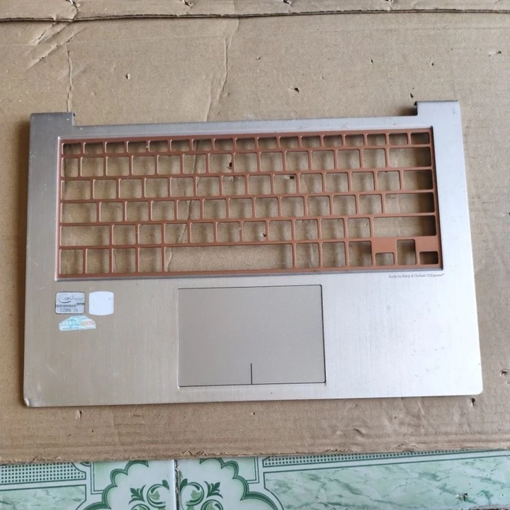 Vỏ mặt C laptop Asus UX31E , cũ, có trầy xước, ốc Nguyên không bị bể