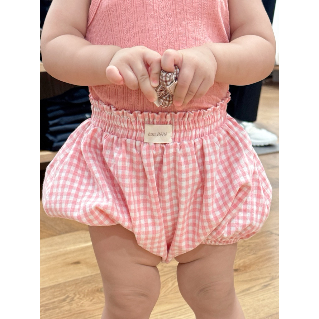 🌿 Quần Bí Bé Gái Bun.BéBé – Thô Cotton Hàn Quốc Kẻ Caro | Mềm Mại, Thoáng Mát, An Toàn Cho Bé