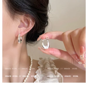 Bông tai chữ U vintage bản dày thời thượng