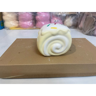 Lợn/Heo đất tiết kiệm mẫu BÁNH KEM CUỘN thạch cao 3D lỗ tròn siêu đáng yêu cho bé lựa chọn